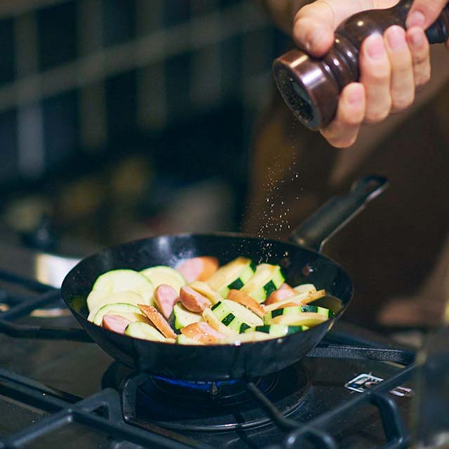 Black Piment Iron Frying Pan – 26cm | Kobo Aizawa