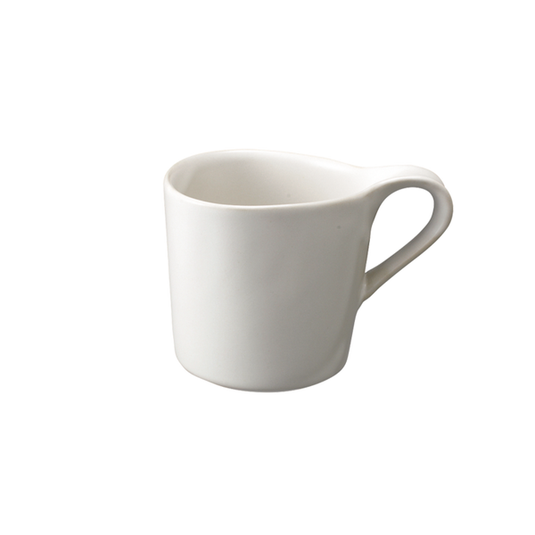 Seen from above, the mouth of the Duetto Mug is the embodiment in design of the act of serving a drink to a friend. It presents an overall gentle form with rounded corners. The White version is finished with a semi-matte glaze that changes color during firing, giving rise to a sense of depth.