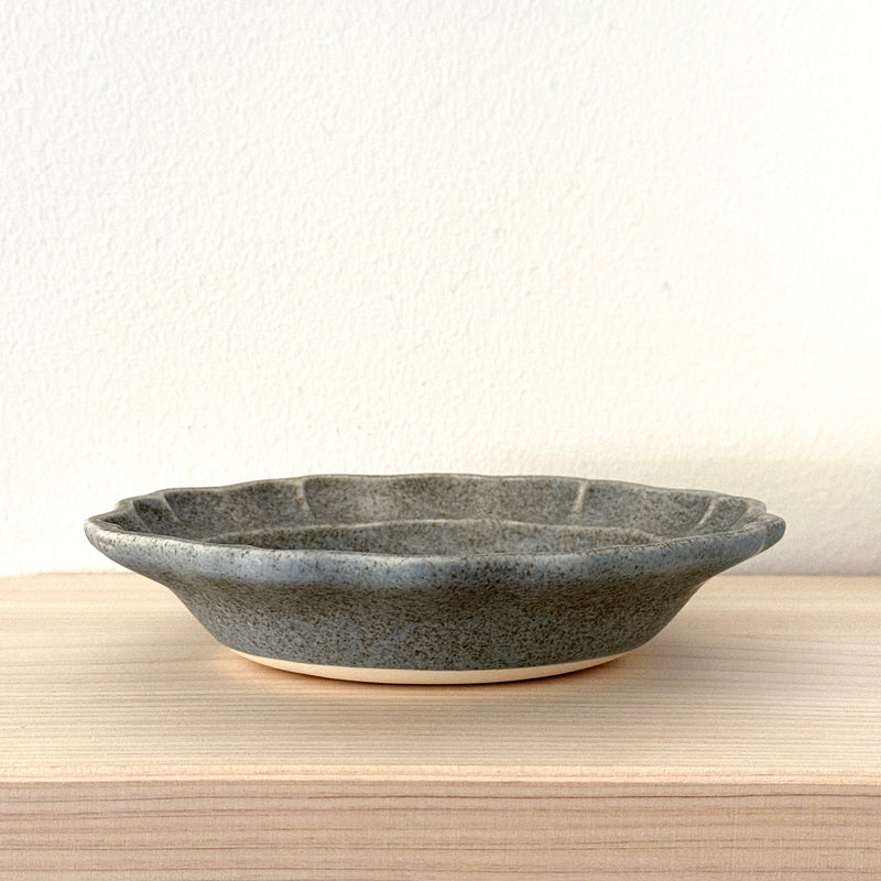 Greige Western Oval Deep Plate S | On the Table | Yoshizawagama