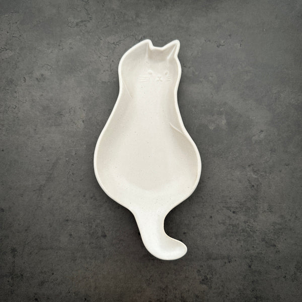 White cat Looking back Plate | On the Table | Yoshizawagama