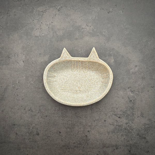 Greige cat bean Plate | On the Table | Yoshizawagama