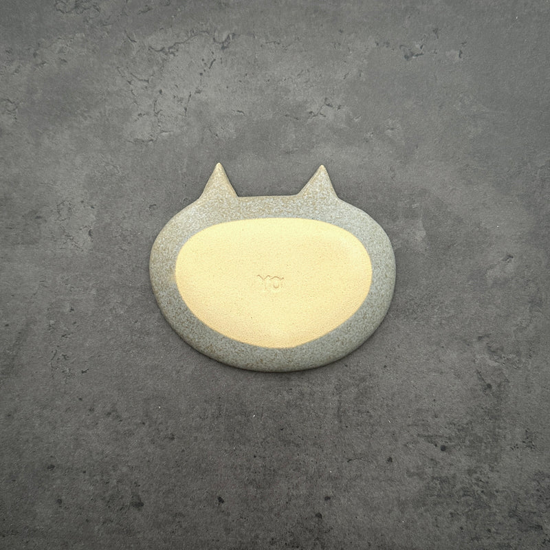 Greige cat bean Plate | On the Table | Yoshizawagama