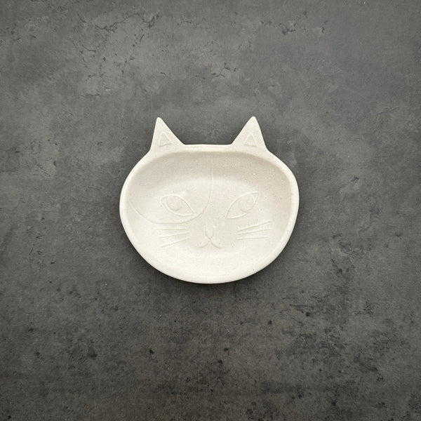 White cat bean Plate | On the Table | Yoshizawagama