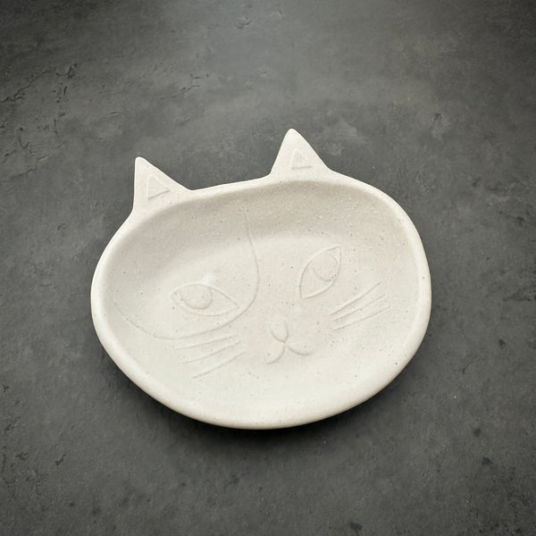 White cat bean Plate | On the Table | Yoshizawagama