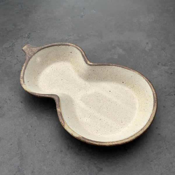 Old White Gourd-shaped Plate | ON THE TABLE | Yoshizawagama