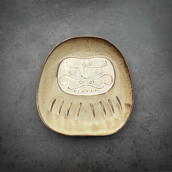 Old White Daruma Platter | ON THE TABLE | Yoshizawagama