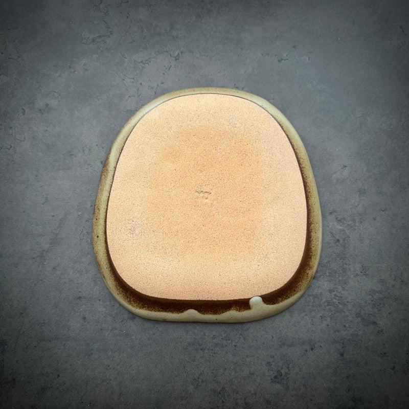 Old White Daruma Platter | ON THE TABLE | Yoshizawagama