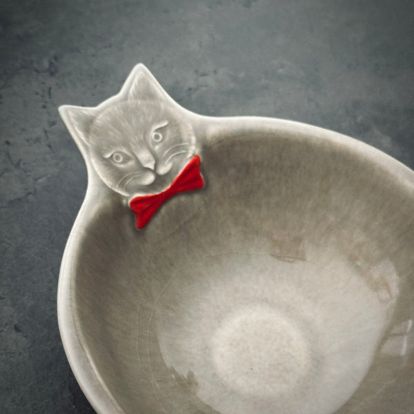Red Ribbon Cat Flat Bowl | ON THE TABLE | Yoshizawagama