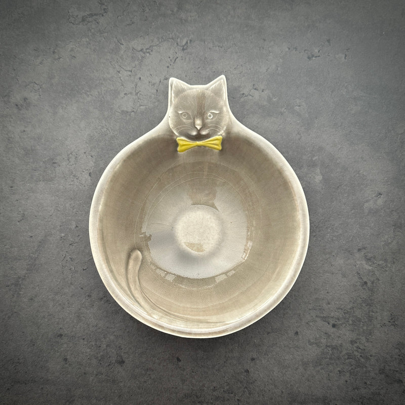 Yellow Ribbon Cat Flat Bowl | ON THE TABLE | Yoshizawagama