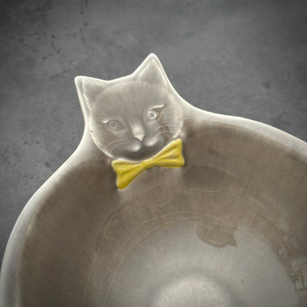 Yellow Ribbon Cat Flat Bowl | ON THE TABLE | Yoshizawagama