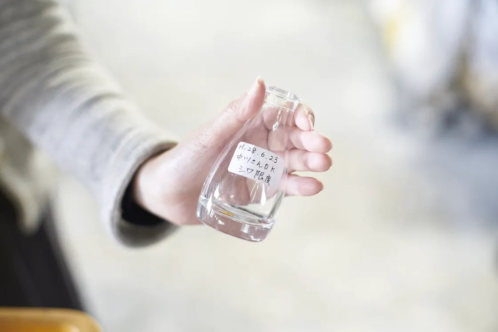 ASVEL One-Push Black Soy Sauce Glass Cruet Dispenser - 80ml Sushi Restaurant Style