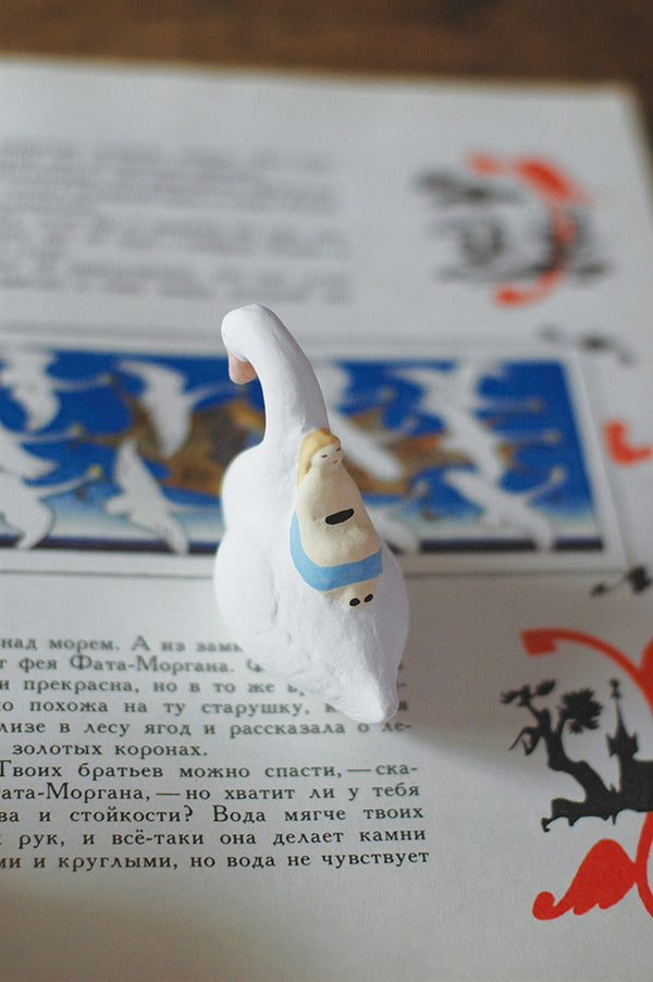 "Shitakawara" Pottery's Earthenware Doll ｜wild swan